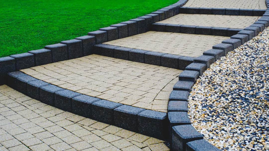 Ile kosztują schody z kostki brukowej? Sprawdź, co wpływa na cenę