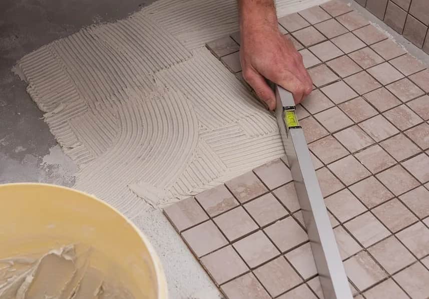 Ile fugi potrzebujesz? Oblicz zużycie fugi do płytek łatwo