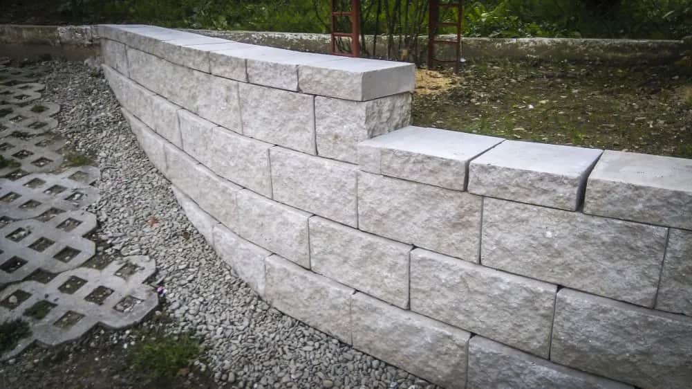 Bloczki betonowe na mur oporowy: jak skutecznie stabilizować grunt
