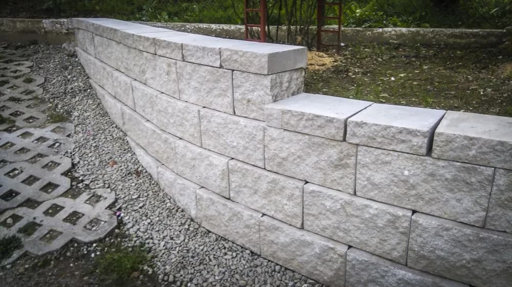 Bloczki betonowe na mur oporowy: jak skutecznie stabilizować grunt
