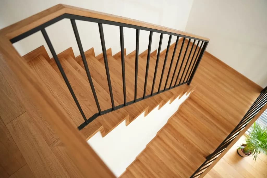 Jak sprawić, żeby schody drewniane nie były śliskie i bezpieczne?