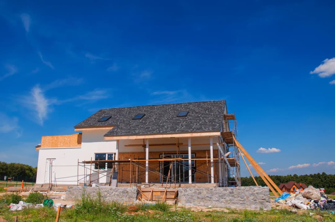 Ile kosztuje budowa domu parterowego 120m2? Sprawdź ukryte koszty
