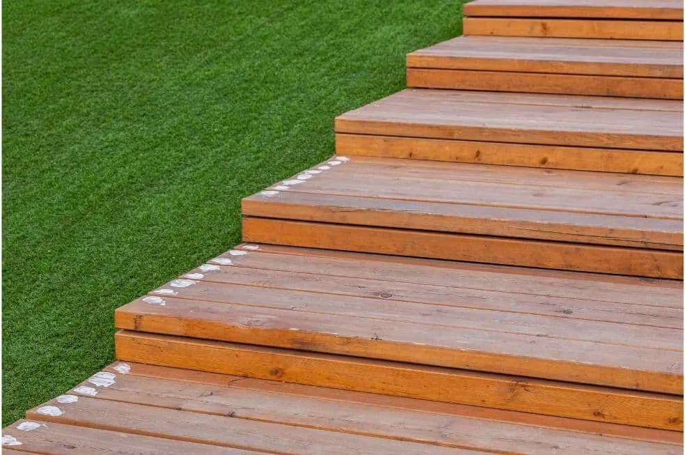 Jak samemu zrobić stopnie drewniane na schodach betonowych bez błędów