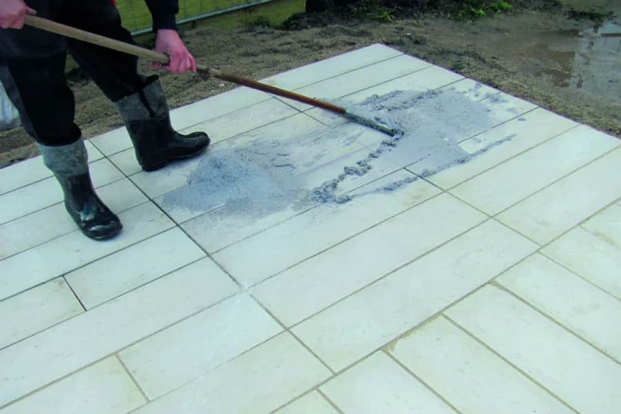 Jaką fugę do płytek betonowych wybrać, aby uniknąć problemów?