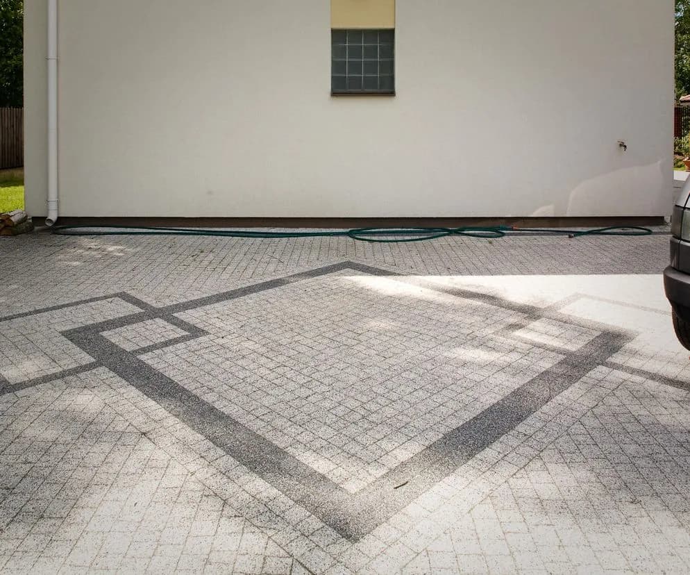 Malowanie kostki brukowej czy warto? Odkryj zalety i wady tej metody