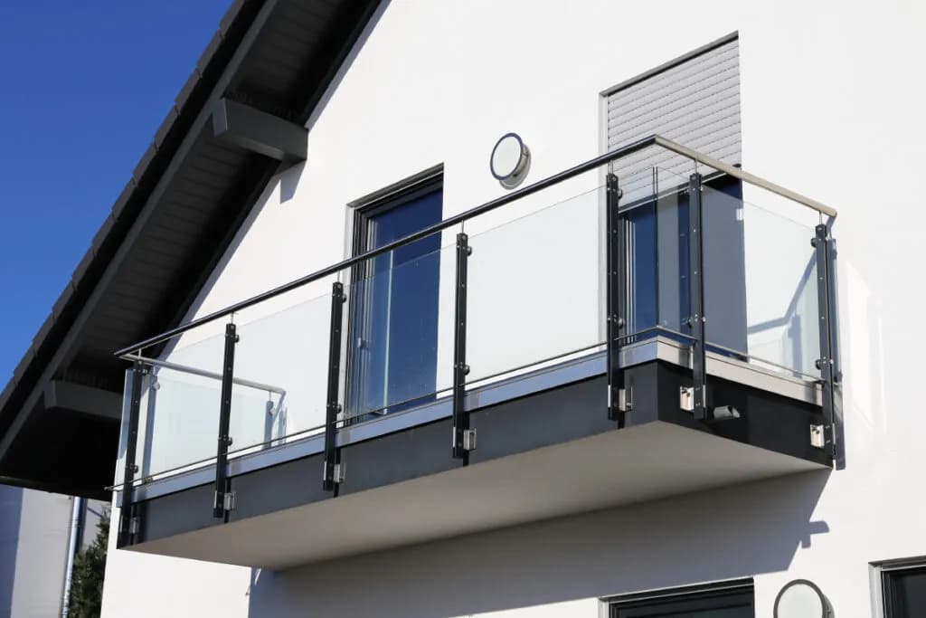 Szyby na balkon: Jak wybrać najlepsze przeszklenie balkonowe?