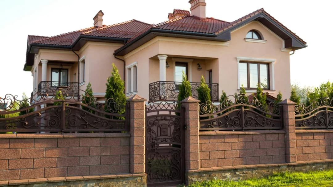 Brązowy dach: Jaki kolor ogrodzenia wybrać? Porady i inspiracje