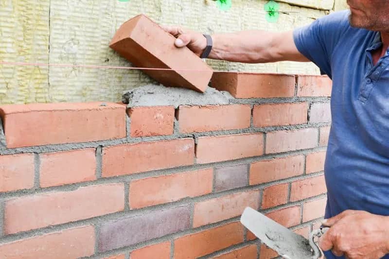 Ile cegieł pełnych na m2? Poznaj dokładne obliczenia i normy