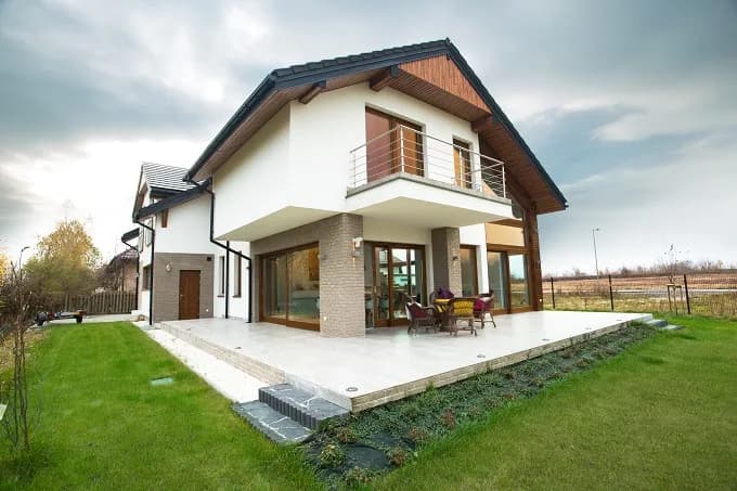 Balkon w domku jednorodzinnym: zalety, wady i aspekty techniczne