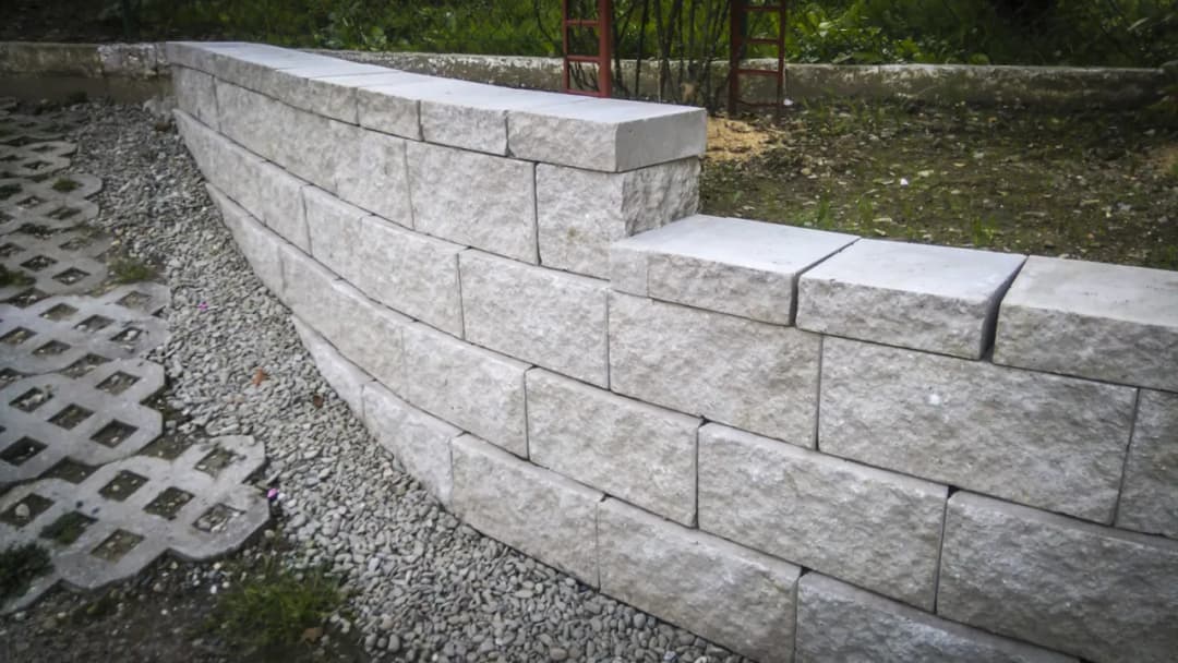 Bloczki mur oporowy - jak wybrać i zastosować w ogrodzie