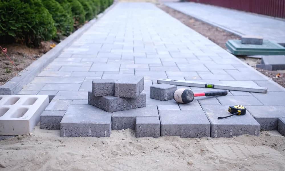 Ile kosztuje kostka brukowa? Sprawdź ceny i ukryte koszty