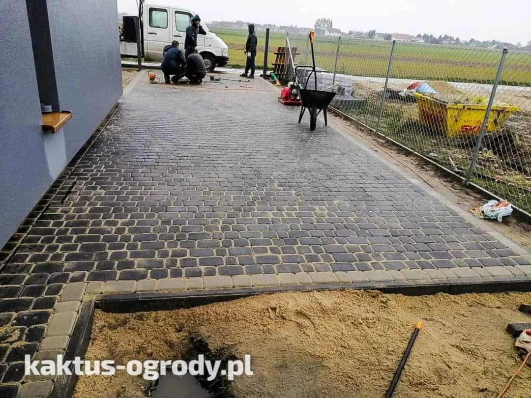 Ile kosztuje ułożenie kostki brukowej z materiałem? Sprawdź ceny!