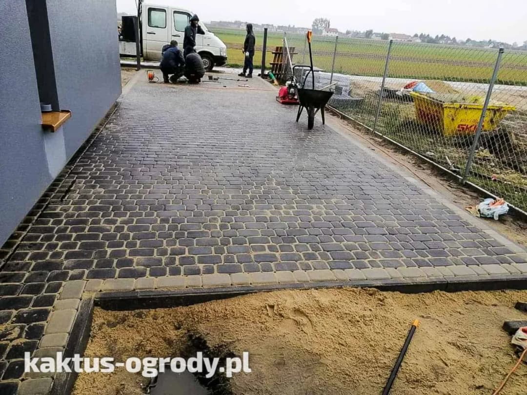 Ile kosztuje ułożenie kostki brukowej z materiałem? Sprawdź ceny!