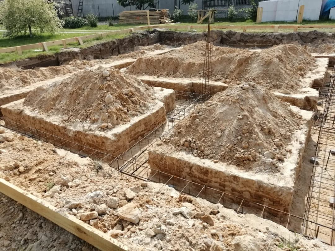 Fundamenty bez szalunków: Oszczędna metoda budowy - co warto wiedzieć?