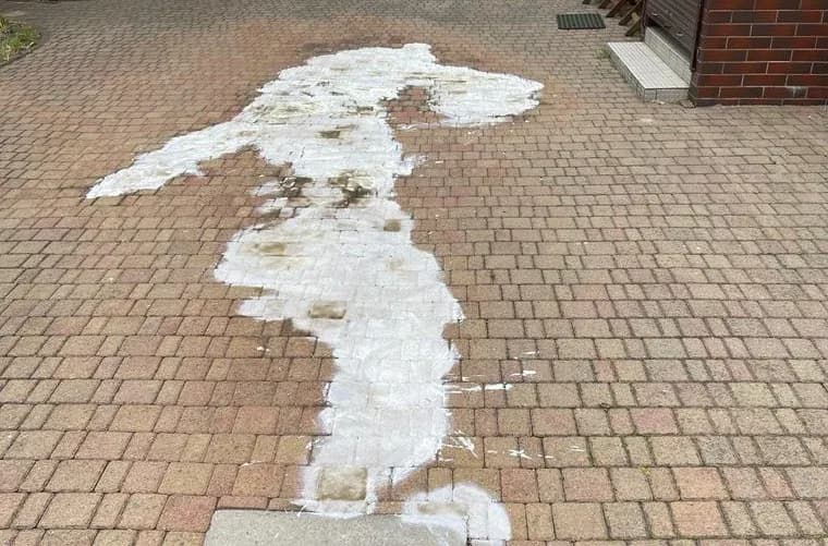 Skuteczne sposoby na zmycie tłuszczu z kostki brukowej bez wysiłku
