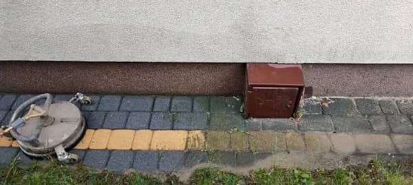 Jak odświeżyć kostkę brukową i uniknąć jej szybkiej degradacji