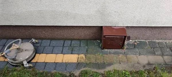 Jak odświeżyć kostkę brukową i uniknąć jej szybkiej degradacji