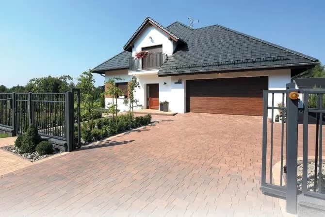 Jaką kostkę brukową wybrać do brązowego dachu, aby uniknąć błędów?