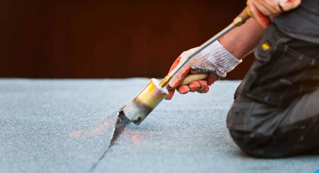 Czym smarować dach pokryty papą, aby uniknąć kosztownych napraw? Czym smarować dach pokryty papą, aby uniknąć kosztownych napraw?