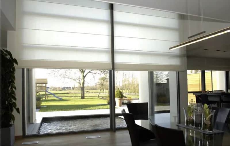 Jakie rolety na duże okna? 5 najlepszych rozwiązań na 2023