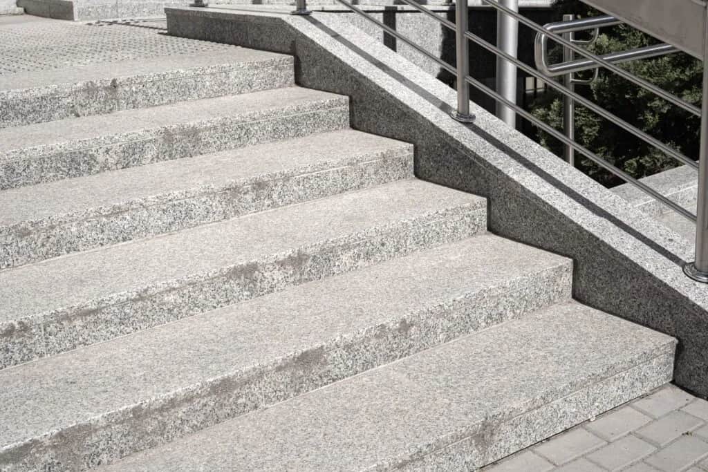 Jak wykończyć schody z płytek, aby uniknąć błędów i uzyskać efektowny wygląd