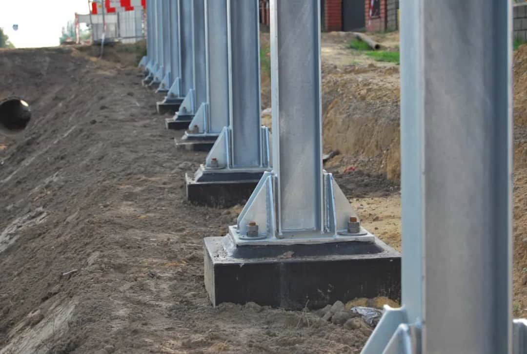 Słupy stalowe konstrukcyjne: rodzaje i zastosowania w budownictwie