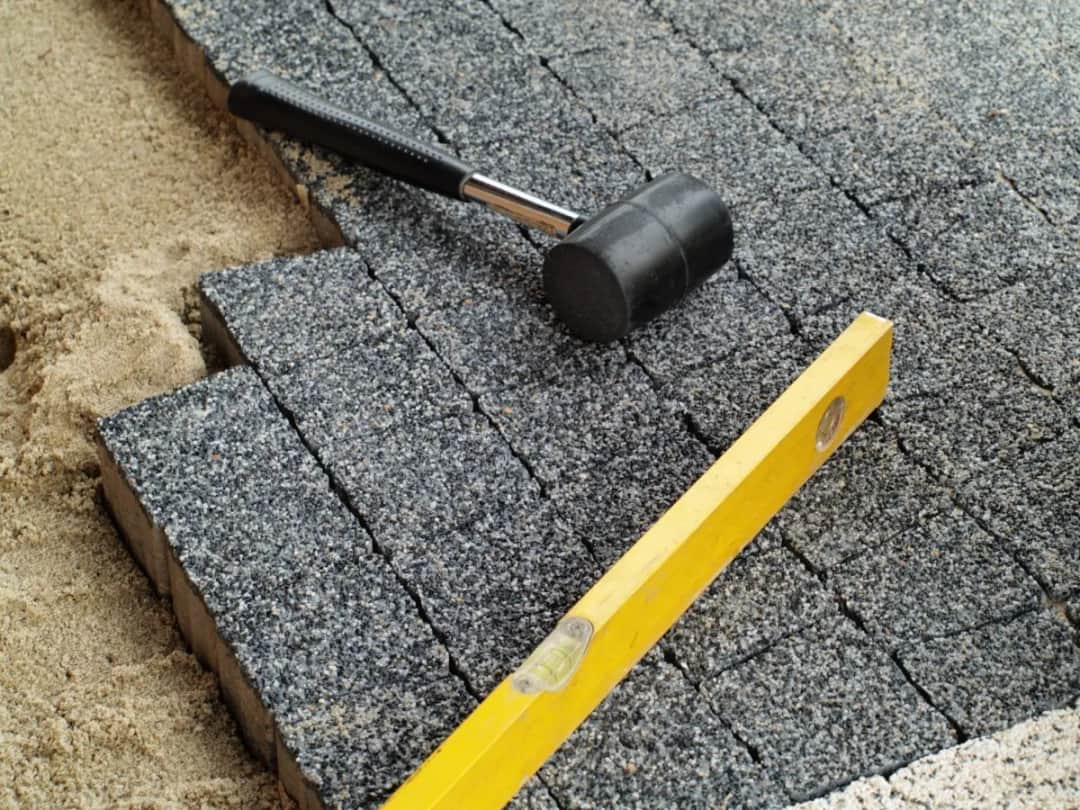 Jak zrobić kostkę brukową samodzielnie i uniknąć najczęstszych błędów