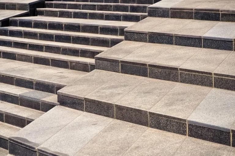 Co położyć na schody zamiast płytek? Odkryj lepsze materiały