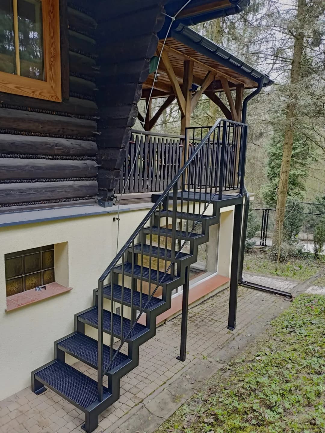 Schody zewnętrzne na piętro domu: 5 kluczowych aspektów budowy