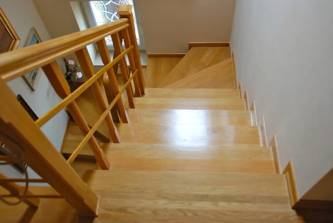 Jaki lakier do schodów drewnianych? Wybierz najlepszy dla trwałości i estetyki